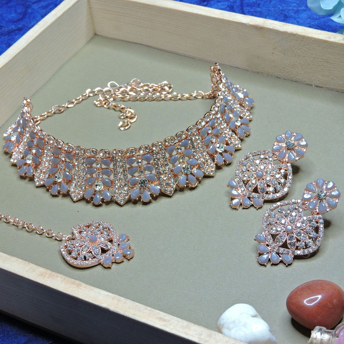 Alloy Choker Necklace Set In Grey Colour VSNS1250127