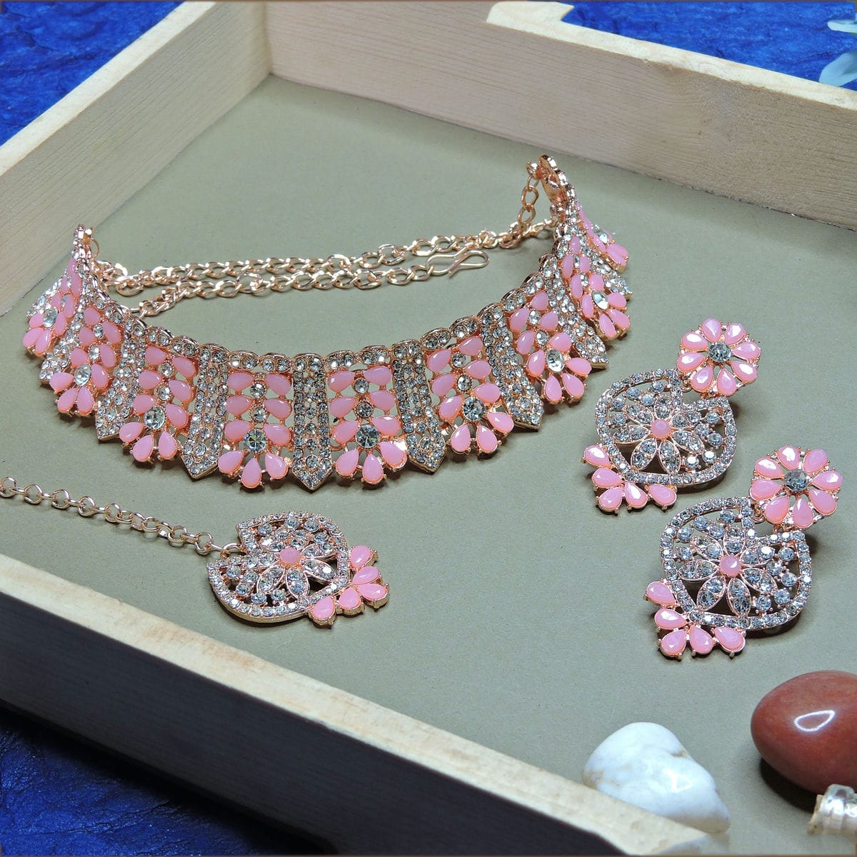 Alloy Choker Necklace Set In Pink Colour VSNS1250132