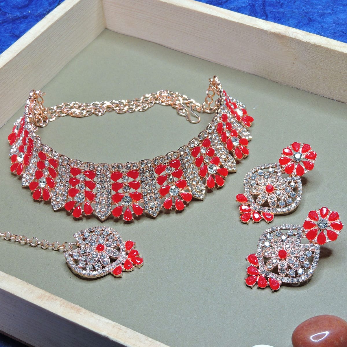 Alloy Choker Necklace Set In Red Colour VSNS1250134