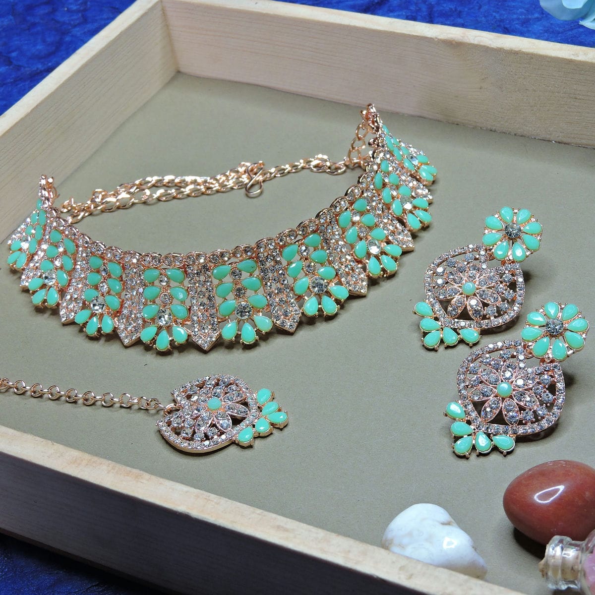 Alloy Choker Necklace Set In Sea Green Colour VSNS1250129