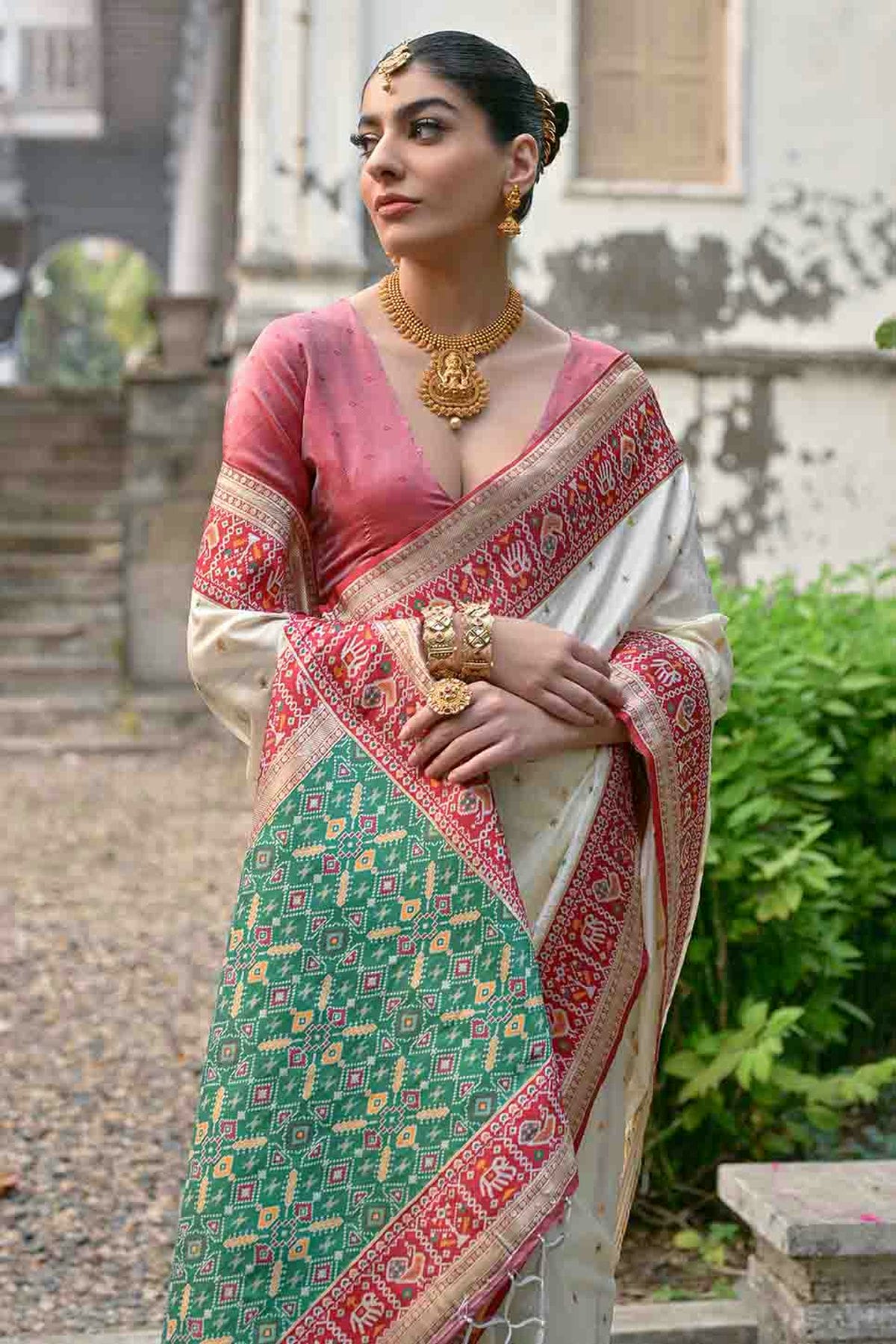 White Colour Banarasi Silk Traditional Saree VSSD1260065