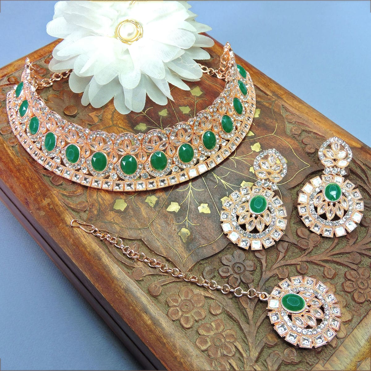 Alloy Choker Necklace Set In Green Colour VSNS1250062