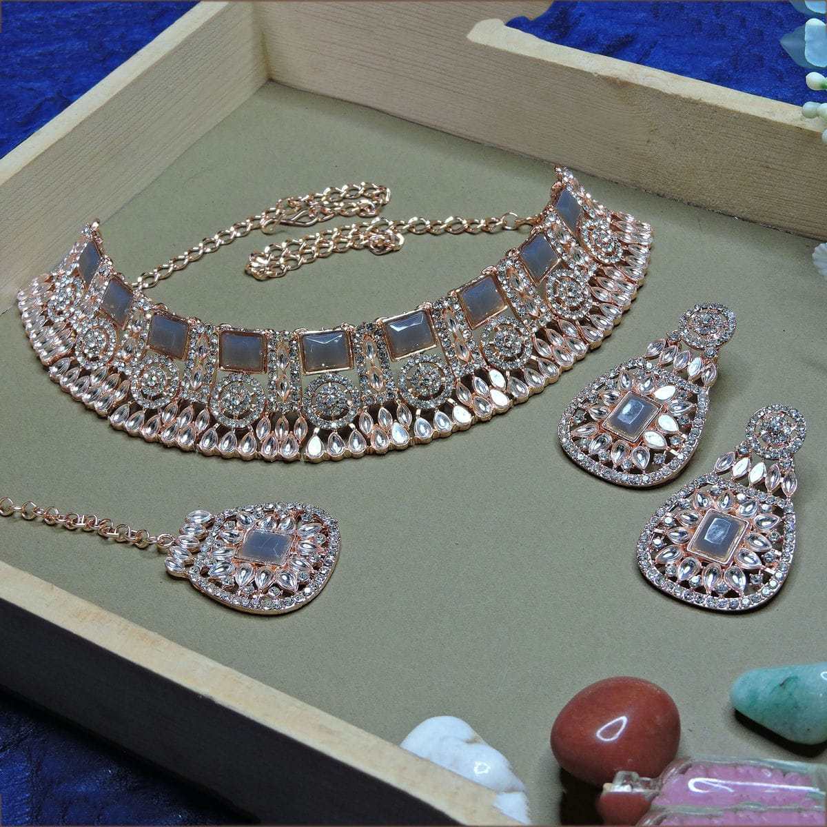 Alloy Choker Necklace Set In Grey Colour VSNS1250076