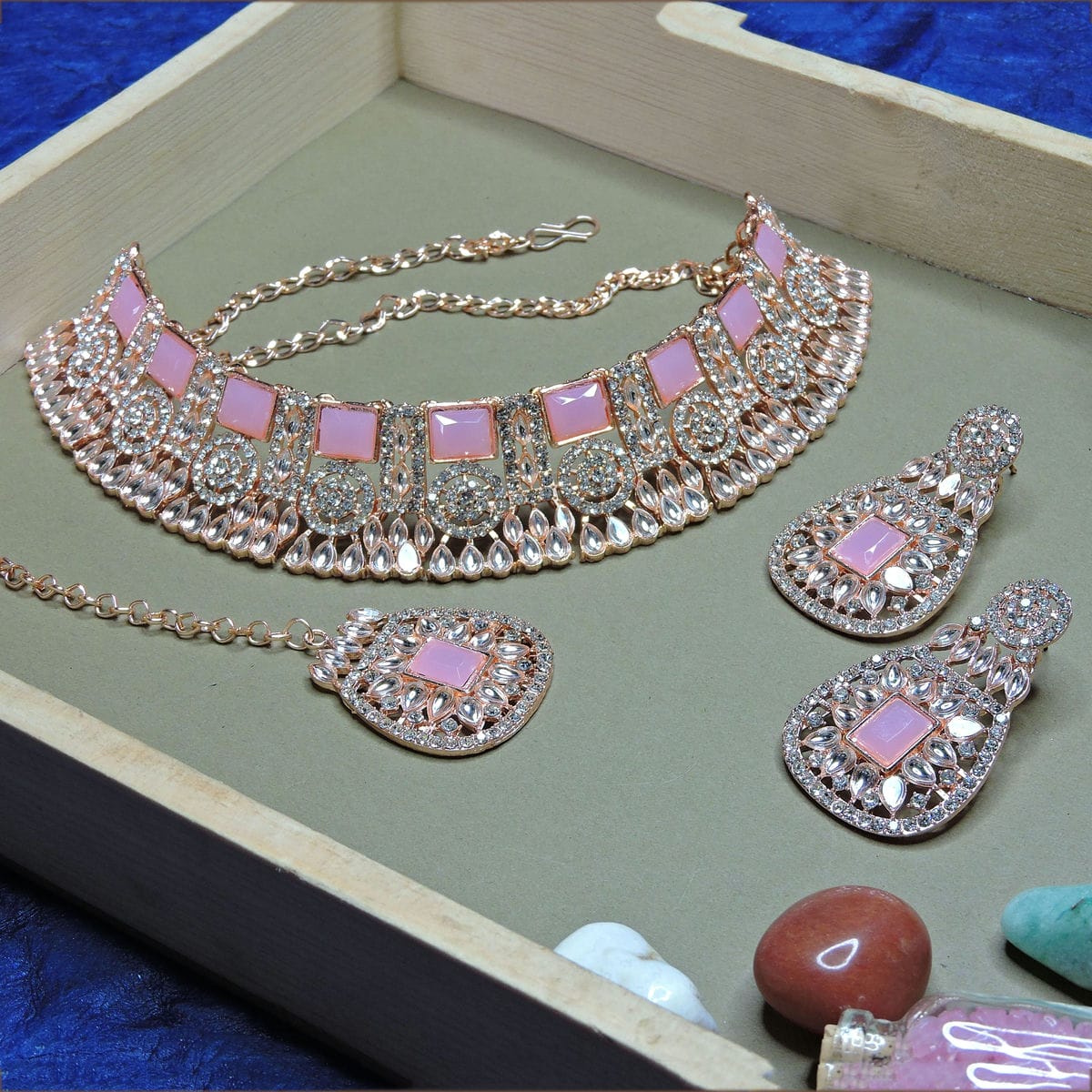 Alloy Choker Necklace Set In Pink Colour VSNS1250081