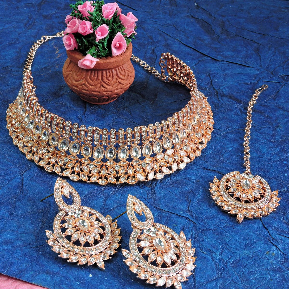 Alloy Choker Necklace Set In White Colour VSNS1250059