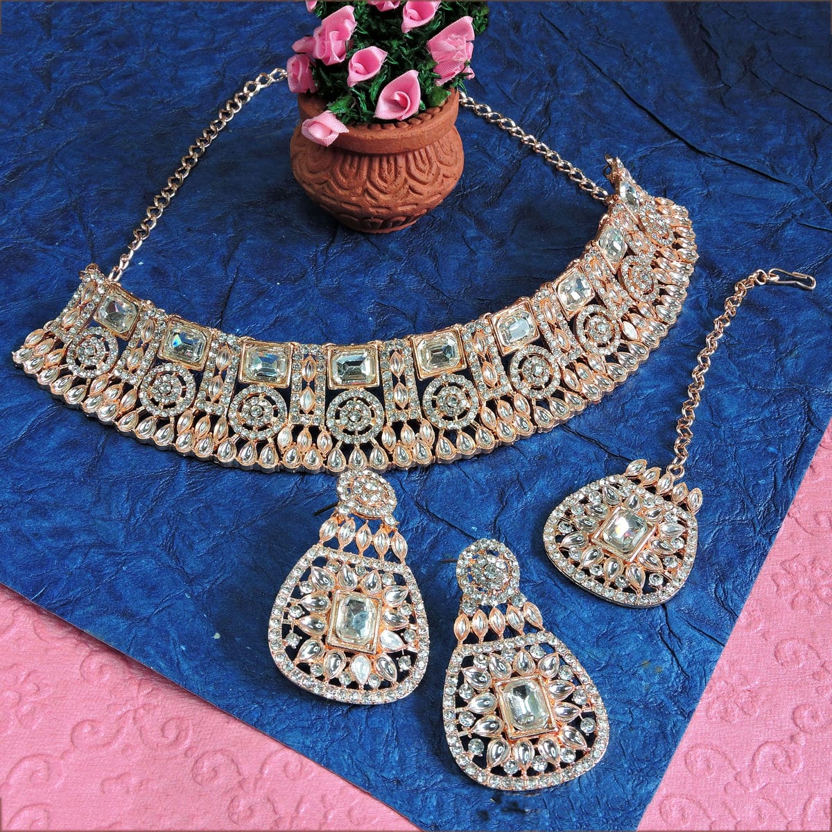 Alloy Choker Necklace Set In White Colour VSNS1250085