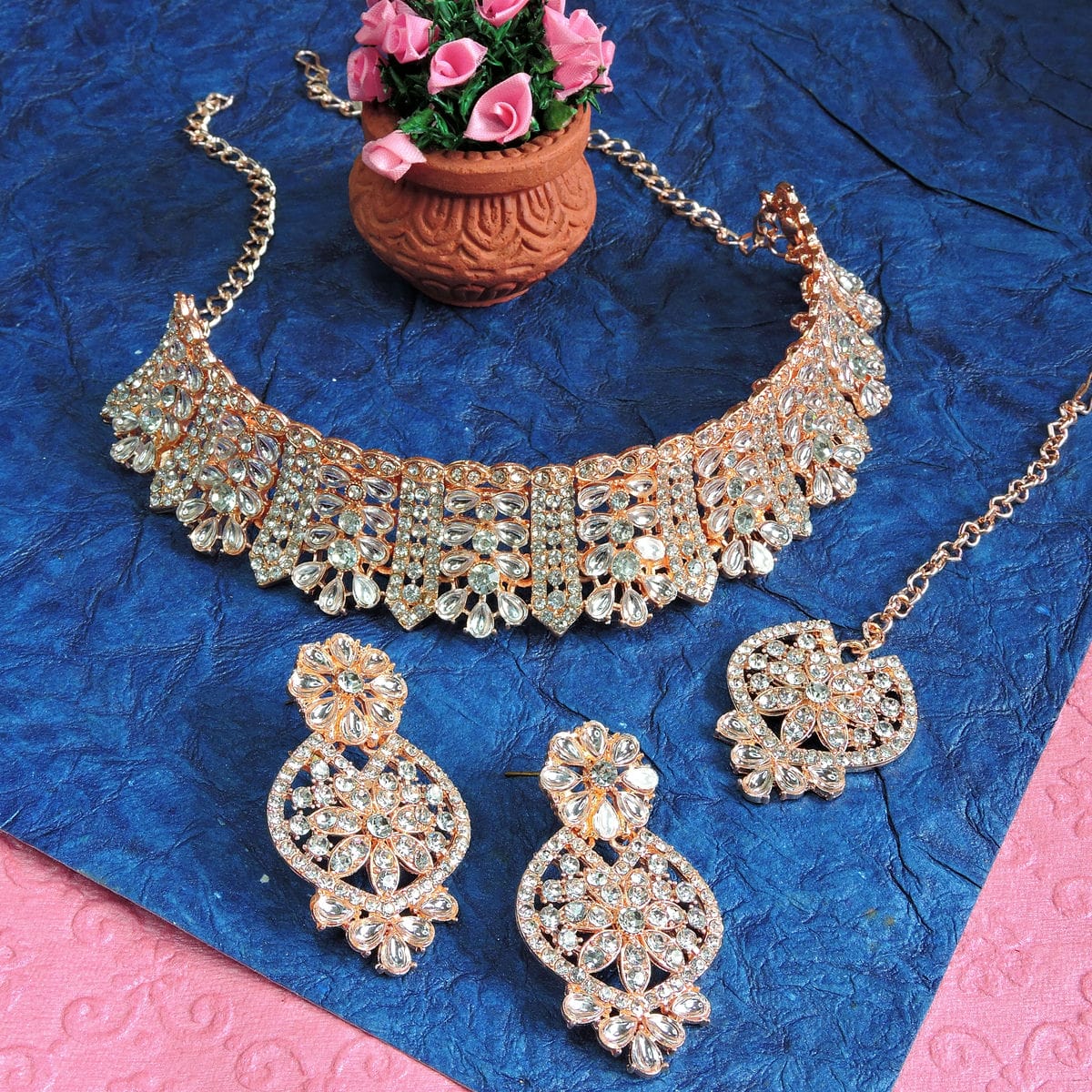 Alloy Choker Necklace Set In White Colour VSNS1250136