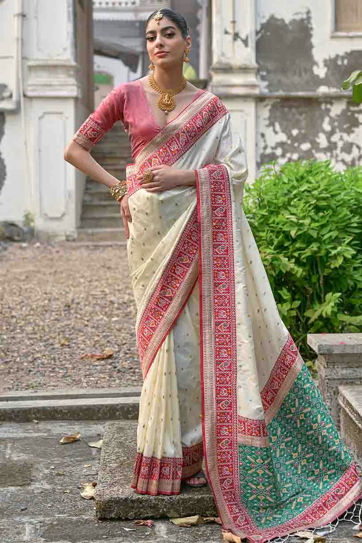 White Colour Banarasi Silk Traditional Saree VSSD1260065